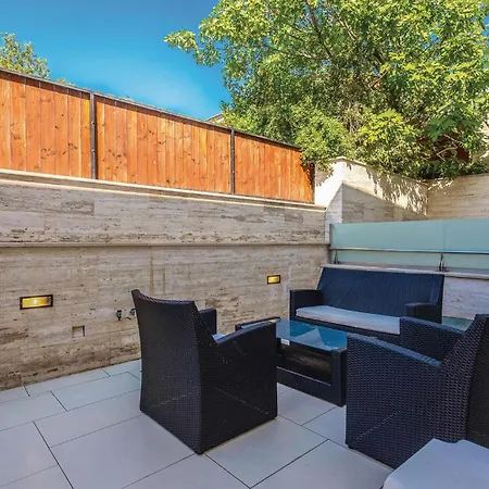 Gorgeous In 아파트 크리크베니카